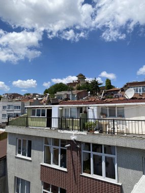 İstanbul, Türkiye 'nin en iyi manzarası. Şehir manzarasının en üst görüntüsü. İstanbul 'un çatıları, sokakları ve yolları.