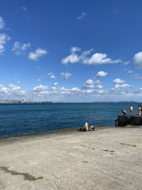 İstanbul 'un Boğaz' dan panoramik manzarası. İstanbul Boğazı boyunca turistleri gezdirirdi..
