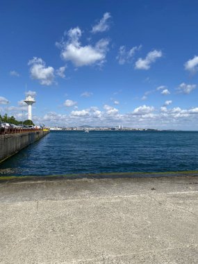 İstanbul 'un Boğaz' dan panoramik manzarası. İstanbul Boğazı boyunca turistleri gezdirirdi..