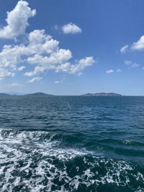 Feribottan İstanbul yakınlarındaki Princes Adaları 'na giden şehir sınırına bir göz atın. Marmara Denizi 'nden geçerek Türkiye' nin İstanbul kentindeki Princes adalarına giden insanlar. Feribot portu 