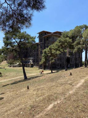 Büyükada adasındaki Prinkipo Rum Ortodoks Yetimhanesi. Büyükada Adalar 'ın görüldüğü yerler. İstanbul, Türkiye. Bykada, Marmara Denizi 'ndeki prenslerin adalarından biridir..