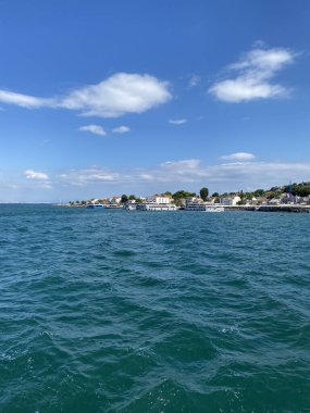 İstanbul 'daki Marmara Denizi' nden Prensler Adaları manzarası. Tarihi binalar, Boğaz Bosfor 'u Görür. İstanbul tarihi eserleri ve kültürü.