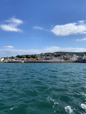 İstanbul 'daki Marmara Denizi' nden Prensler Adaları manzarası. Tarihi binalar, Boğaz Bosfor 'u Görür. İstanbul tarihi eserleri ve kültürü.