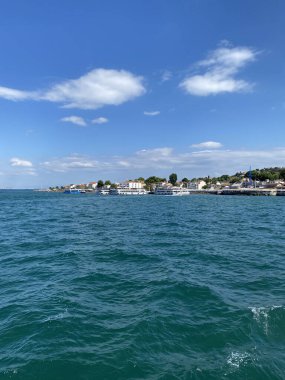 İstanbul 'daki Marmara Denizi' nden Prensler Adaları manzarası. Tarihi binalar, Boğaz Bosfor 'u Görür. İstanbul tarihi eserleri ve kültürü.