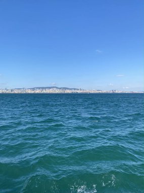 İstanbul 'daki Marmara Denizi' nden Prensler Adaları manzarası. Tarihi binalar, Boğaz Bosfor 'u Görür. İstanbul tarihi eserleri ve kültürü.