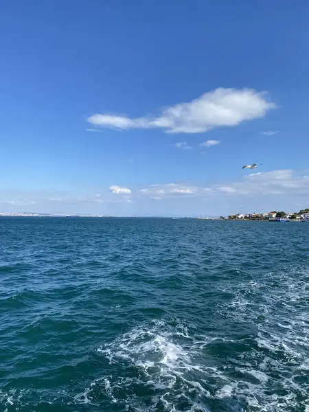 Istambul Turquia Barco Balsa Que Atravessa Estreito Bósforo Cityscape Istambul — Fotografia de Stock