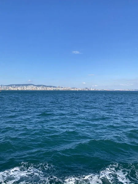 Istambul Turquia Barco Balsa Que Atravessa Estreito Bósforo Cityscape Istambul — Fotografia de Stock