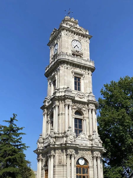 時計塔Dolmabahce Dolmabace Saat Kulesi トルコ イスタンブール ボスポラス近くのベスキタス歴史的中心部に位置しています — ストック写真