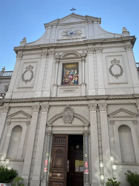 İSTANBUL, TURKEY: Aziz Esprit Katedrali olarak da bilinen Kutsal Ruh Katedrali 'nin girişi, Sisli, İstanbul, Türkiye' deki başlıca Katolik kiliselerinden biridir..