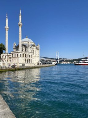 İSTANBUL, TURKEY: İstanbul, Beşiktaş 'taki Ortak Cami, Boğaziçi' nin en popüler mekanlarından biri olan Ortakoy rıhtım meydanının rıhtımında yer alıyor..