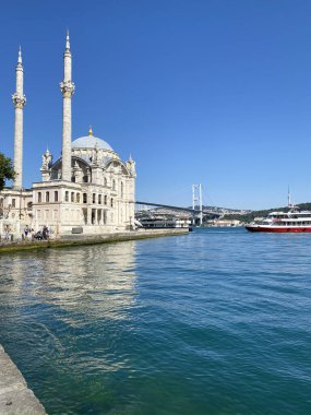 İSTANBUL, TURKEY: İstanbul, Beşiktaş 'taki Ortak Cami, Boğaziçi' nin en popüler mekanlarından biri olan Ortakoy rıhtım meydanının rıhtımında yer alıyor..