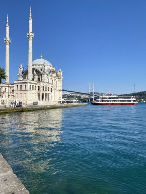 İSTANBUL, TURKEY: İstanbul, Beşiktaş 'taki Ortak Cami, Boğaziçi' nin en popüler mekanlarından biri olan Ortakoy rıhtım meydanının rıhtımında yer alıyor..