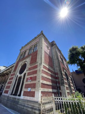 İstanbul 'daki Sirkeci Merkez Tren İstasyonu, kentin Avrupa bölgesinin tarihi merkezinde yer almaktadır. Meşhur Doğu Ekspresi için kamu terminali inşa edildi. 