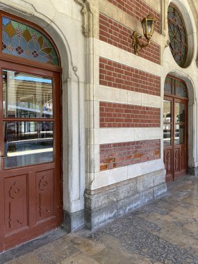 İstanbul 'daki Sirkeci Merkez Tren İstasyonu, kentin Avrupa bölgesinin tarihi merkezinde yer almaktadır. Meşhur Doğu Ekspresi için kamu terminali inşa edildi. 