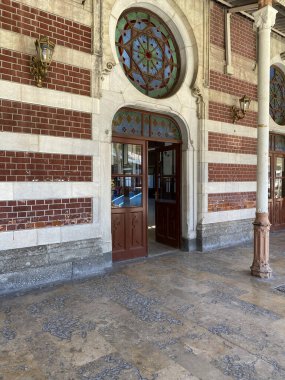 İstanbul 'daki Sirkeci Merkez Tren İstasyonu, kentin Avrupa bölgesinin tarihi merkezinde yer almaktadır. Meşhur Doğu Ekspresi için kamu terminali inşa edildi. 