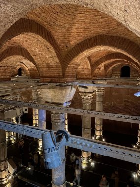 Theodosius Cistern 'li erefiye Cistern Bizans döneminden kalma bir binadır. İstanbul, Türkiye 'de yer alan antik Konstantinopolis sarnıçlarından biri olan Türkiye istanbul Fatih.