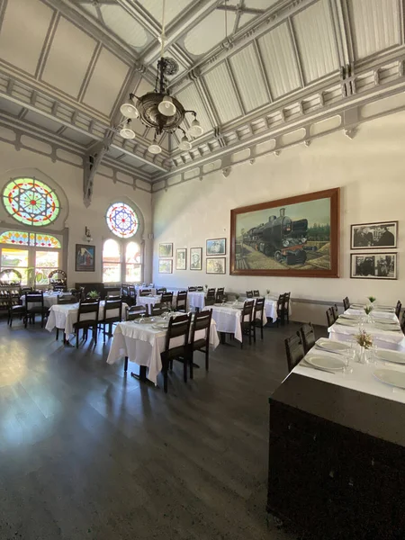 İstanbul 'daki Sirkeci Merkez Tren İstasyonu, kentin Avrupa bölgesinin tarihi merkezinde yer almaktadır. Meşhur Doğu Ekspresi için kamu terminali inşa edildi. 