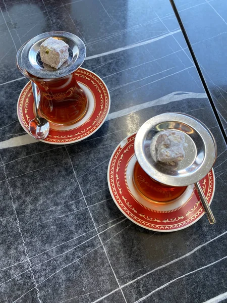 Copo Com Chá Turco Tradicional Preto Fica Uma Mesa Velha — Fotografia de Stock