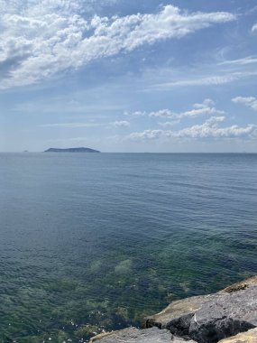 Maltepe kıyı şeridinden ada manzarası, İstanbul şehri Türkiye, güneşli yaz günü, Marmara denizi, Asya kıyısı, ada kenti manzarası, şehir manzarası
