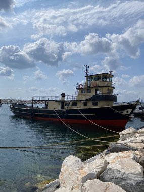 Arka planda Marmara Denizi 'ndeki Prens Adaları' nın bulunduğu Maltepe (İstanbul) kıyısında bir gemi. Arka planda Asya kıyısı manzarası.