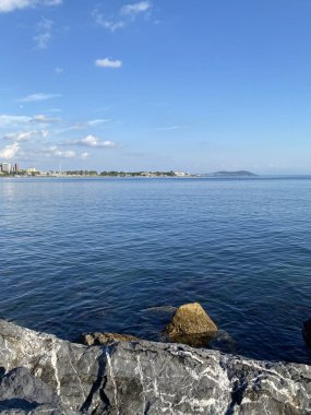 Arka planda eski bir kasaba olan Boğaz, Istambul.Kadıkoy İskelesi feribotun çitinden, Marmara Denizi 'nden bir feribot, Güzel İstanbul Boğazı manzaralı mavi gökyüzü..