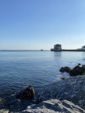 Arka planda eski bir kasaba olan Boğaz, Istambul.Kadıkoy İskelesi feribotun çitinden, Marmara Denizi 'nden bir feribot, Güzel İstanbul Boğazı manzaralı mavi gökyüzü..