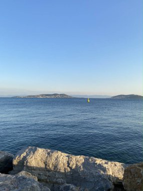 İdeal Sahil Maltepe İstanbul 'da Bulutlu Gün' de deniz kenarına doğru ilerliyor