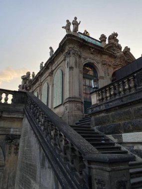 Dresden, Almanya: eski şehir kasabası Dresden, eski güzel Alman binaları, Zwinger kalesi. Zwinger 'daki Glockenspiel Pavillon Carillon köşkü, çanları olan saat köşkü.