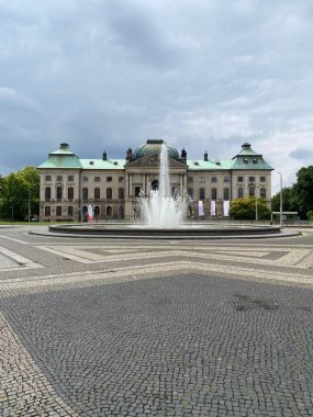Japonca Palais demek, Elbe nehrinin Neustadt kıyısında 1715 'te inşa edilmiş Japon sarayı barok binası demek.