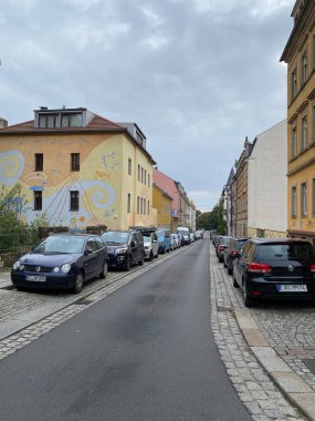 Dresden 'in Neustadt caddesinde, ilginç restoranların modern bölgesinde ve alternatif alışveriş merkezlerinde..