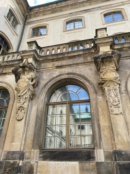ドレスデン ドイツ語 Japanisches Palace 1715年にエルベ川のノイシュタット銀行に建てられた日本宮殿のバロック様式の建物 — ストック写真