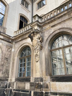 Japonca Palais demek, Elbe nehrinin Neustadt kıyısında 1715 'te inşa edilmiş Japon sarayı barok binası demek.