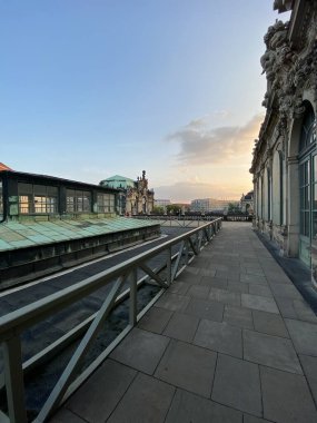 Dresden, Almanya: eski şehir kasabası Dresden, eski güzel Alman binaları, Zwinger kalesi. Zwinger 'daki Glockenspiel Pavillon Carillon köşkü, çanları olan saat köşkü.