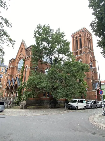 St. Pauli Tiyatrosu. Koenigsbrcker Platz. Dresden, Neustadt tuhaf restoranların ve alternatif alışveriş merkezlerinin bulunduğu modern bir bölgedir..