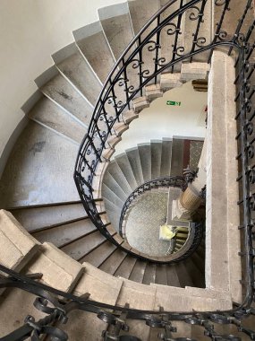 Eski ve terk edilmiş tarihi merdivenler. Klasik spiral merdiven. Retro vintage merdivenler. Eski klasik binadaki yuvarlak merdivenlerin üst manzarası.. 