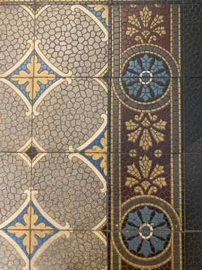Mozaik süs, sanat desenli fayansların üzerinde. Üst görünüm.