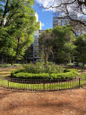Buenos Aires Botanik Bahçesi. Heykel manzarası ve ana bina. Garden 'daki sera.