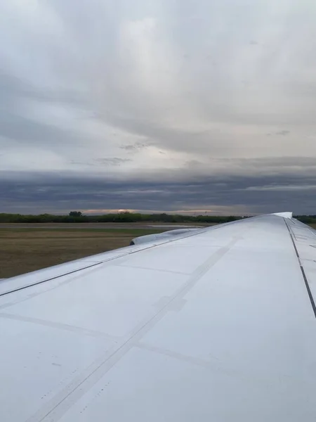 Uçakla Seyahat Etmek Uçak Penceresinden Bakmak Yukarıdan Aşağıdan Pencere Bakmak — Stok fotoğraf