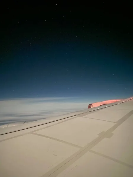 Călătorind Avionul Uitându Prin Fereastra Avionului Bucurându Cerul Frumos Noapte — Fotografie, imagine de stoc
