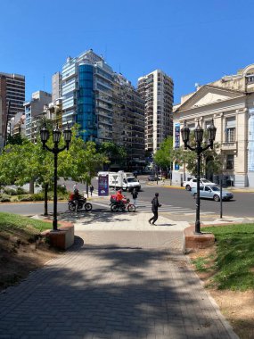 Buenos Aires 'te Grand Boulevards, güneşli bir günde Arjantin' de turist. Şehirde geleneksel turistik bir yer olan sokak günündeki şehir manzarası..