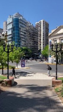 Buenos Aires 'te Grand Boulevards, güneşli bir günde Arjantin' de turist. Şehirde geleneksel turistik bir yer olan sokak günündeki şehir manzarası..