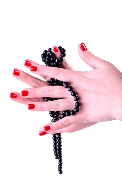 Νέα γυναίκα που κρατά μαύρο χάντρες, τα κόκκινα νύχια — Φωτογραφία Αρχείου