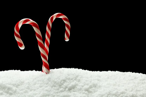 Candycanes ในหิมะ — ภาพถ่ายสต็อก