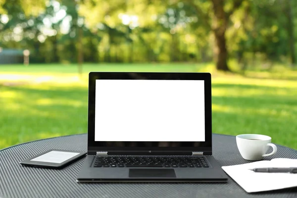 Laptop with blank screen outdoors — Stock Photo, Image