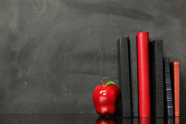 Bücher gegen die Tafel — Stockfoto