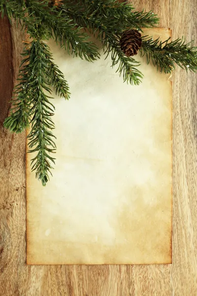 Чистая бумага с рождественскими украшениями — стоковое фото