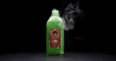 Kafatası ve çapraz kemik uyarı etiketli bir şişe. İçi zehirli yeşil sıvı kaynıyor ve tütütüyor. Zehirle, cinayetle ya da zehirli maddelerle intihar kavramı.