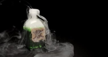 Kafatası ve çapraz kemik uyarı etiketli bir şişe. İçi zehirli yeşil sıvı kaynıyor ve tütütüyor. Zehirle, cinayetle ya da zehirli maddelerle intihar kavramı.