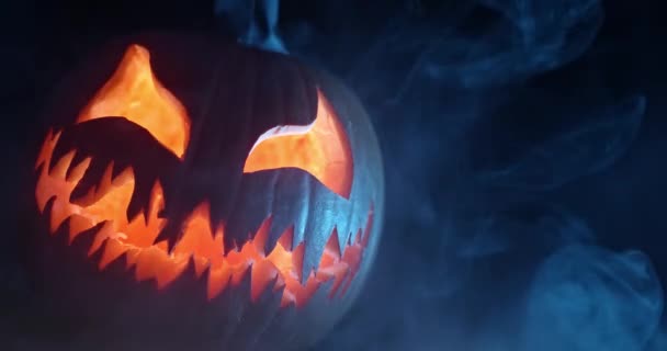 Spookachtige Halloween Jack Lantaarn Met Gloeiend Eng Gezicht Gesneden Uit — Stockvideo
