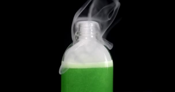 Flaska Fylld Med Giftig Grön Vätska Som Bubblar Upp Och — Stockvideo